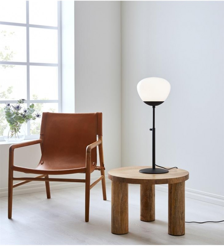 Lampa stołowa Rise czarna z regulowaną wysokością szklany klosz prosta forma projekt Monika Mulder Markslojd